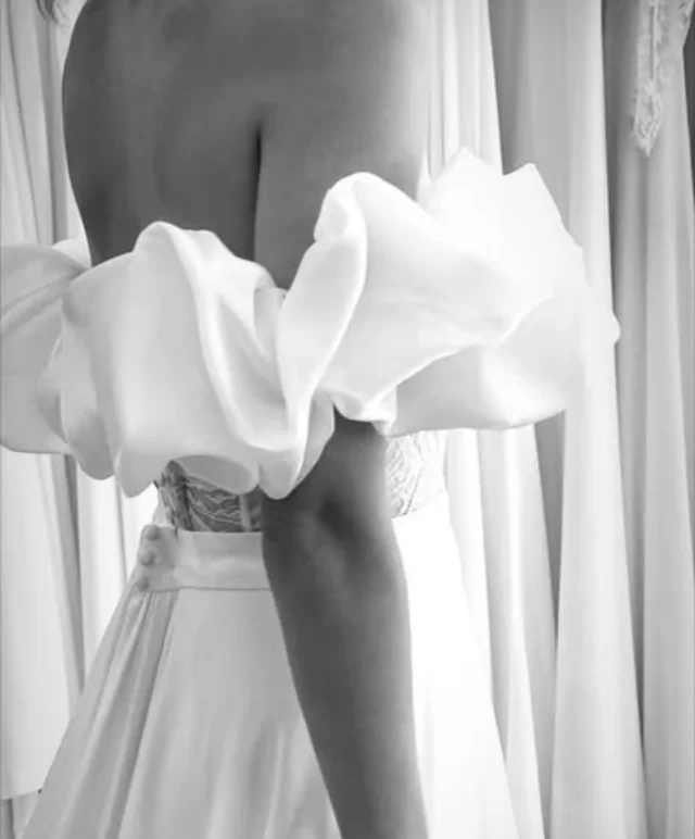 DETAILS ➕ We adore the details of our Comet gown by @carolinetakvorian . . . #themewsloves