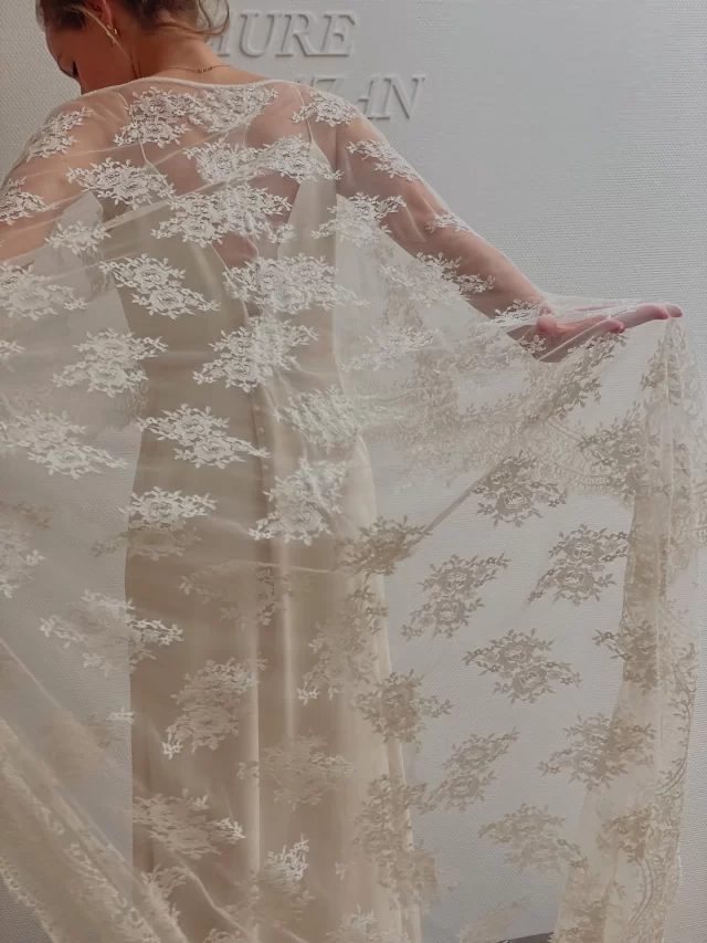 DENTELLE ➕ The lace cape of dreams by @lauredesagazan . . . #themewsloves
