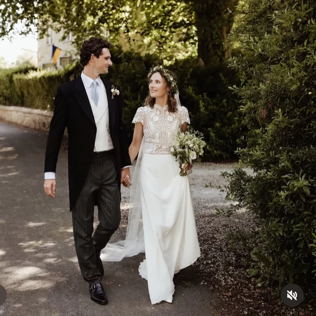 MEWS BRIDE ➕ Radiant in romance, our stunning bride Rosanna dazzles in the ethereal ‘Berthe’ gown by @mademoiselle_de_guise — a perfect harmony of modern elegance and timeless charm. . . . #themewsbrides 

Photographer: @photography_34