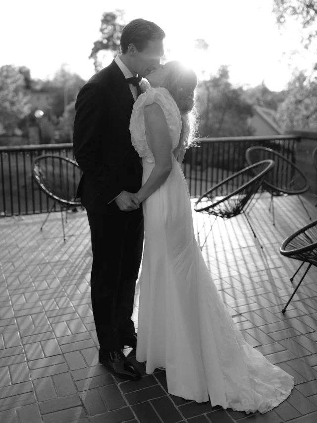MEWS BRIDE ➕ Minimalism, amplified. Chantal in the Gaga gown proves less is infinitely more. 

Now available in our exclusive Sample Sale #themewsbrides