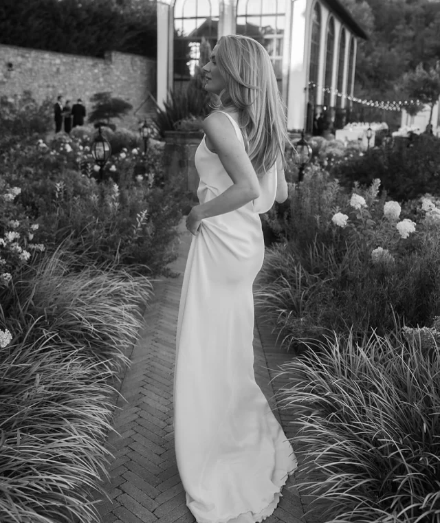MEWS BRIDE ➕ Our stunning #realbride Linnea exudes modern minimalism in her sleek silk slip gown by A La Robe. Pure sophistication with a touch of effortless allure. 🤍 #themewsbrides