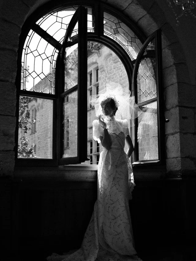 NEW DESIGNER ➕ From Paris, with love @victoirevermeulen joins The Mews Bridal, weaving poetry in silk and lace. A celebration of French savoir-faire for the modern muse . . . #themewsloves