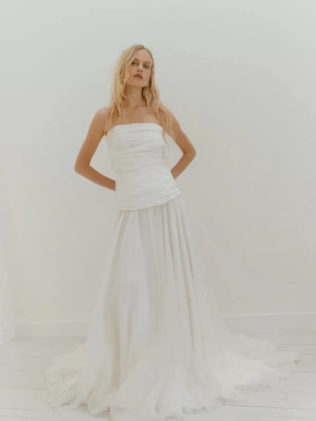 SHADOW & HONEY ➕ Crafted in Paris with love by @donatellegodartparis, this two piece embodies pure elegance and sophistication. Made from radzimir silk, a luxurious fabric, it is fully draped to accentuate the silhouette with fluidity and finesse. . . #themewsloves 

#BridalStyle
 
#ModernBrideInspiration 
#BridalInspo 
#ElegantBride 
#LuxuryWeddingInspo 
#WeddingDressGoals 
#RomanticWeddingStyle 
#TimelessBride 
#LuxuryWeddingLook 
#BridalEditorial 
#QuietLuxuryBride
#donatellegodart