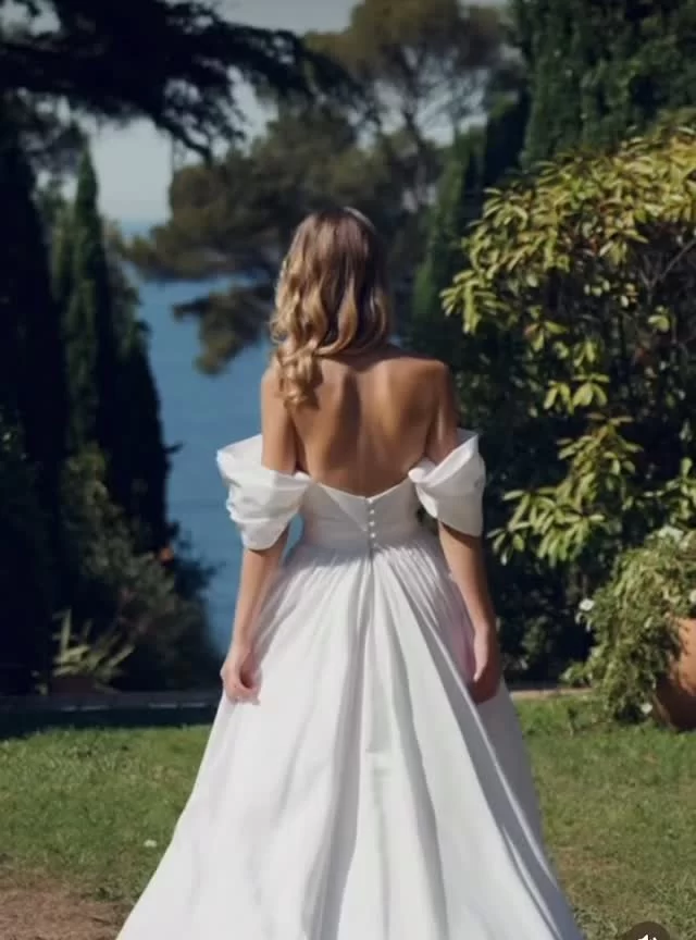 DAYA ➕by @carolinetakvorian — crafted in silk radzimir, where couture meets effortless beauty.
Timeless, refined, unforgettable . . . #themewsloves