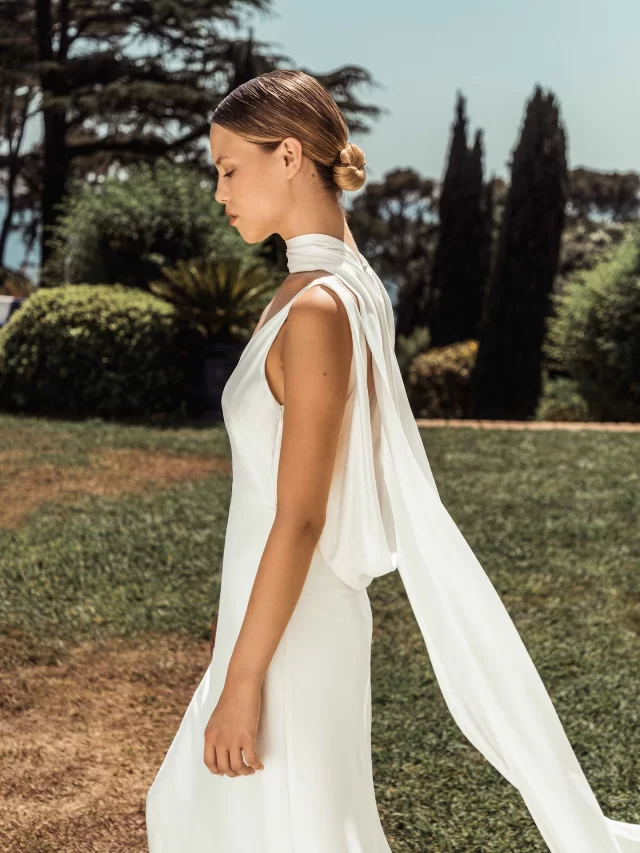 SATINE ➕ by @carolinetakvorian — an editorial study in transformation.
One gown, three identities: sculpted silhouettes, detachable sleeves, and a scarf reimagined with effortless chic. Where modern romance meets modular couture. . . #themewsloves

#fashiongram #instafashion #styleinspo #fashioninspo #editorialstyle #carolinetakvorian #bridalcouture #modernbridal #bridalinspo #bridalfashion #fashioneditorial #editorialfashion #highfashion #couturefashion #luxuryfashion