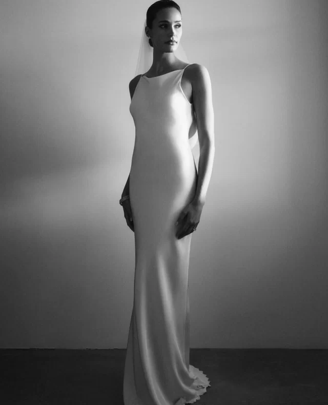 À LA ROBE ➕ For the bride who loves the 90s Calvin Klein aesthetic - effortless, understated, and forever inspired by Carolyn Bessette. . . #themewsloves 

#90sminimalism
#calvinkleinvibes
#minimalistbride
#carolynbessettekennedy