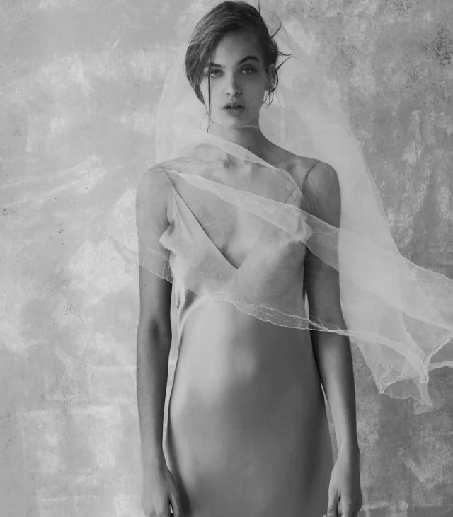 À LA ROBE ➕ Effortless elegance in every movement — À La Robe bias-cut silk dresses, where bridal dreams meet timeless fluidity . . . #themewsloves