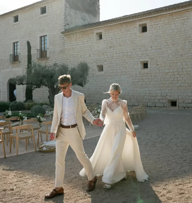MEWS BRIDE ➕ Our stunning #realbride @paperfigjewellery shining in @carolinetakvorian . . . #themewsbrides 

#WeddingDayReady
#BrideInspiration
#WeddingDressShopping